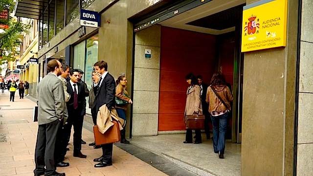 La defensa de los intereses de los y las trabajadoras en algún momento traspasa la Negociación Colectiva y si no existiera la defensa desde el punto de vista jurídico la actividad sindical quedaría coja