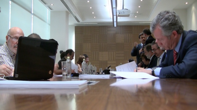 ¿Se puede poner en una oferta de trabajo: abstenerse mujeres entre 30 y 45 años? 